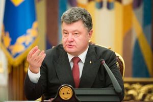 Порошенко: Кроме оружия в виде пистолета и наручников, надо вооружить полицейских правами и законами
