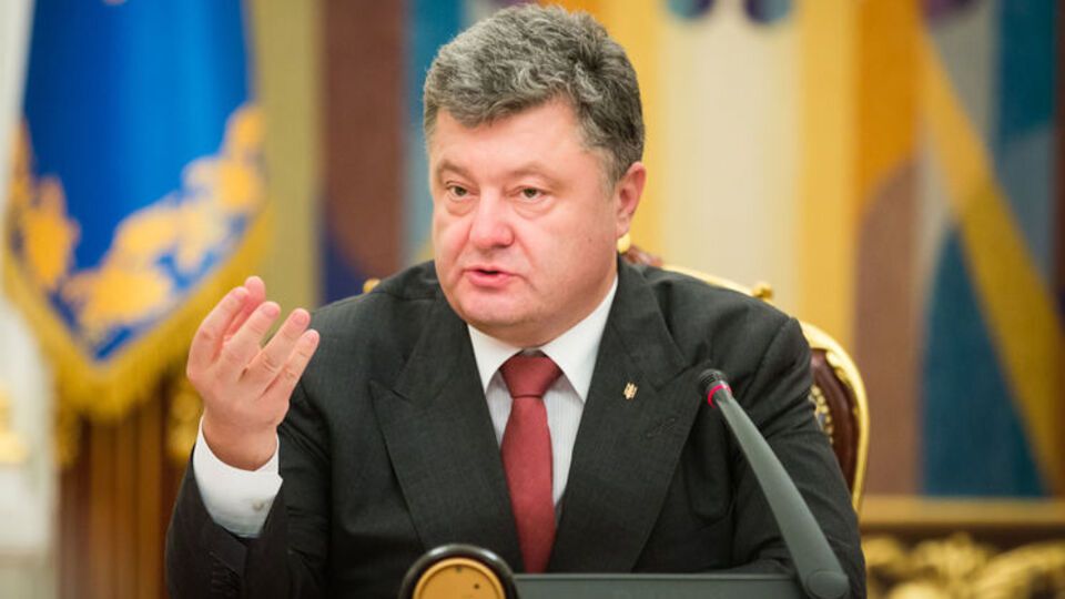 Порошенко: Кроме оружия в виде пистолета и наручников, надо вооружить полицейских правами и законами