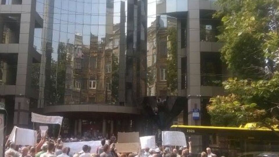 Вкладчики ликвидируемого банка требуют вернуть их сбережения