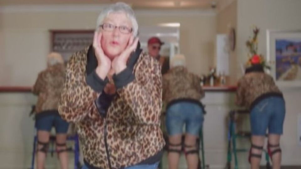 80-летняя героиня клипа и ее приятели исполнили тверк
