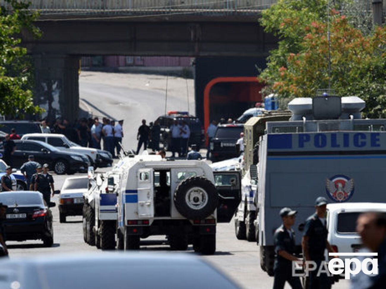 Вооруженные люди захватили здание полиции более недели назад