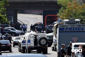 Вооруженные люди захватили здание полиции более недели назад