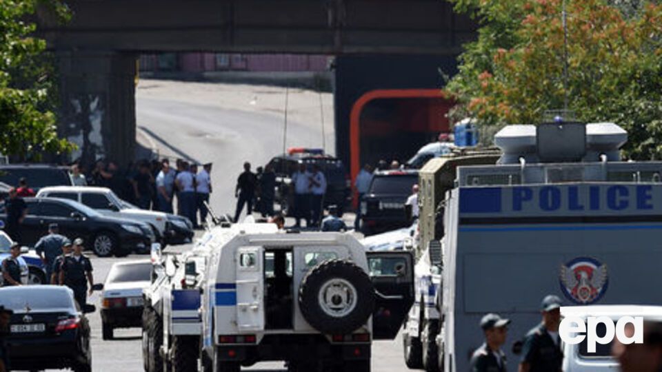 Вооруженные люди захватили здание полиции более недели назад