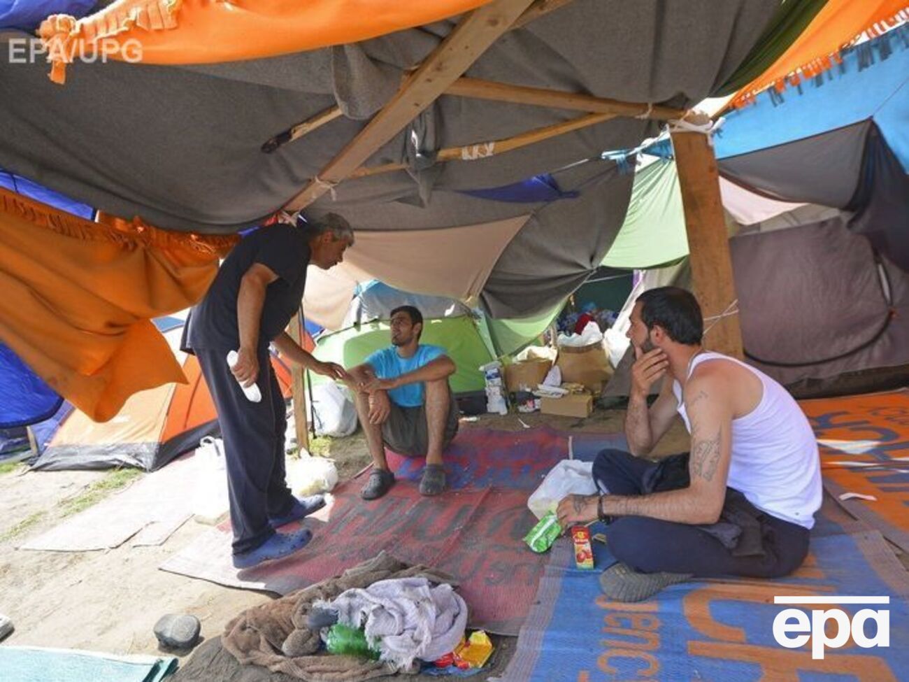 Мигранты живут в поле на границе Сербии и Венгрии