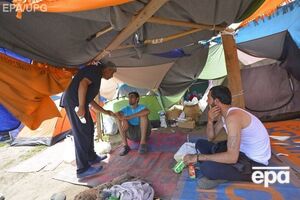 Мигранты живут в поле на границе Сербии и Венгрии