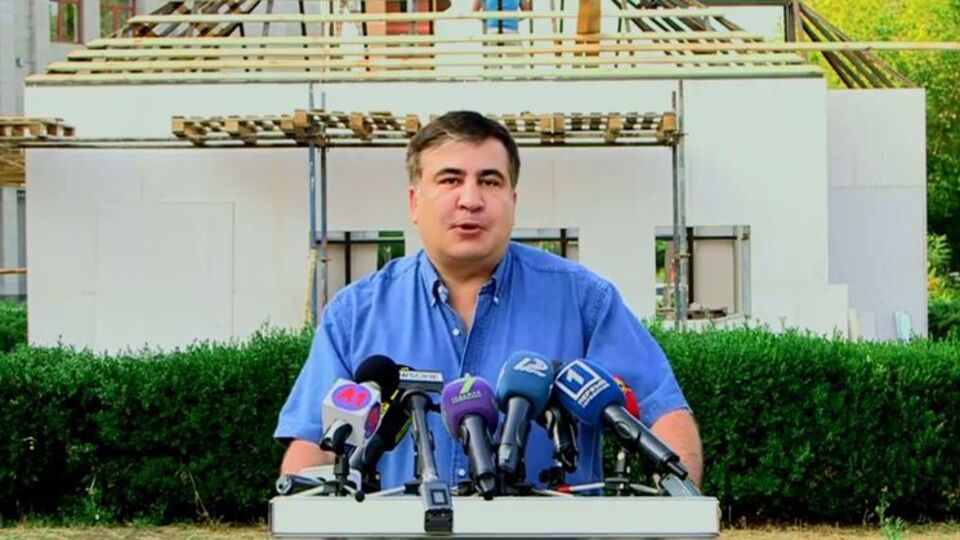 Саакашвили на фоне "украинской хаты" перед облсоветом, в которой можно будет жениться за день