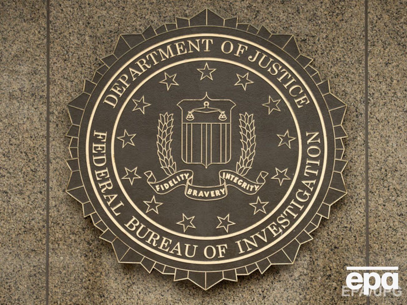 ФБР расследует утечку переписки демократов