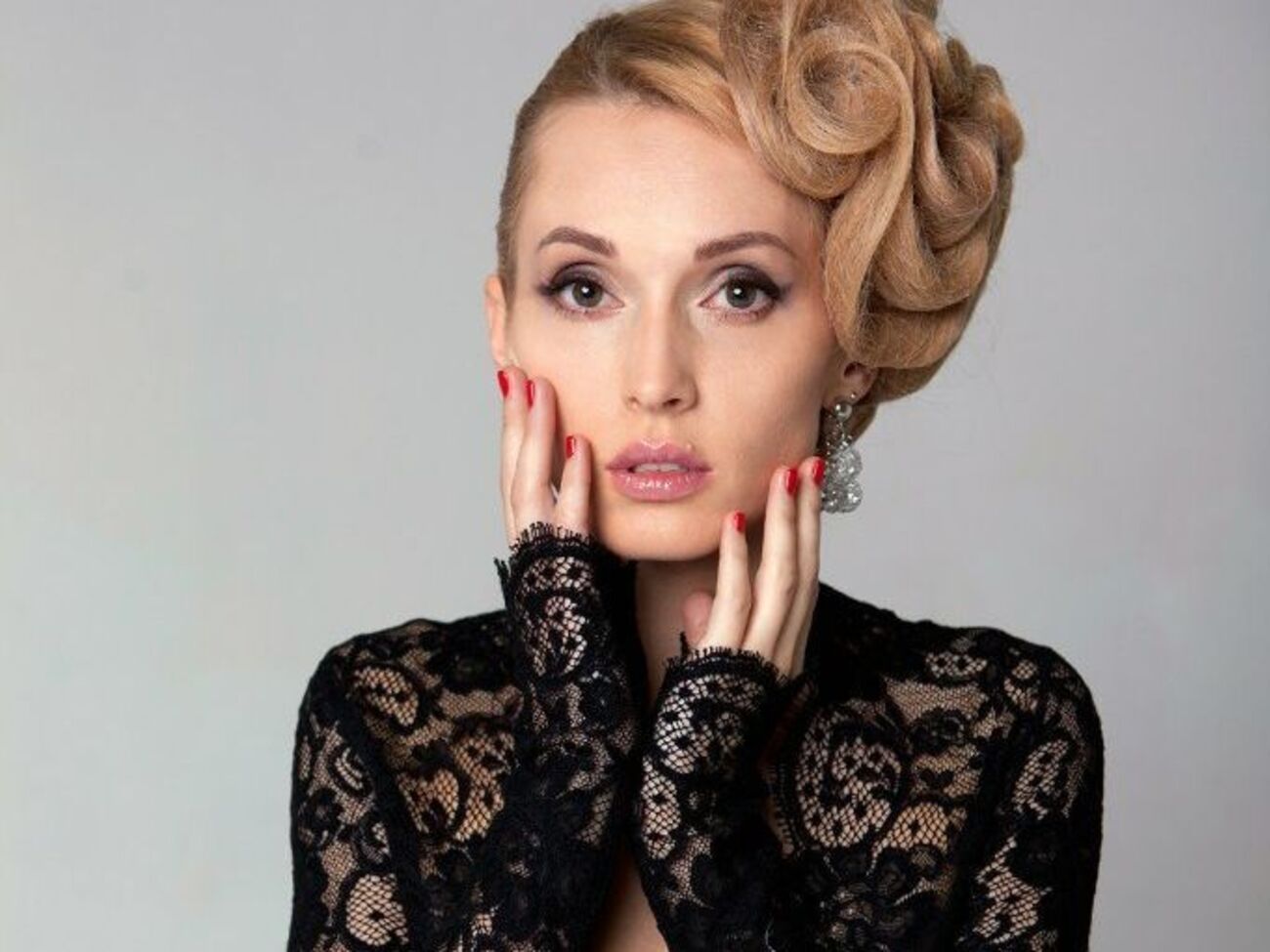 Песню для Николайчук (на фото) написала Решетняк