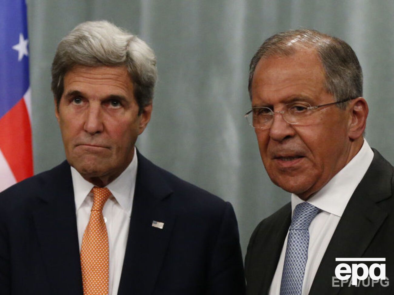 Вопрос был задан во время официального фотографирования Керри и Лаврова