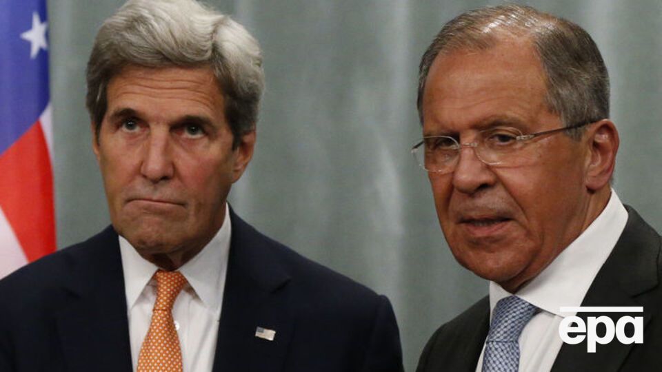 Вопрос был задан во время официального фотографирования Керри и Лаврова