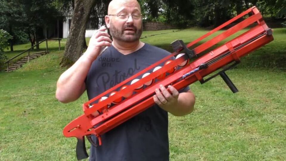 Пушка стреляет взрывающимися шариками