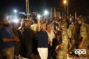 В Турции увольняют чиновников, подозреваемых в причастности к движению Гюлена