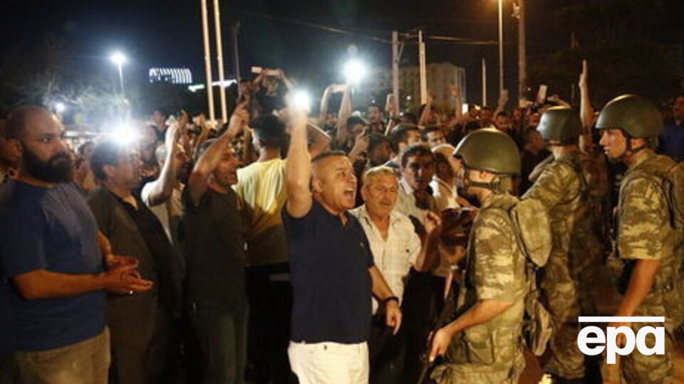 В Турции увольняют чиновников, подозреваемых в причастности к движению Гюлена