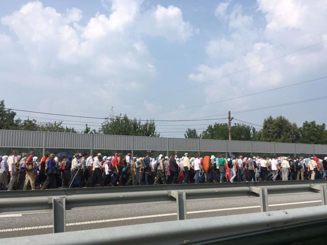 Участники крестного хода движутся по Житомирской трассе