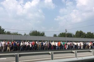 Участники крестного хода движутся по Житомирской трассе