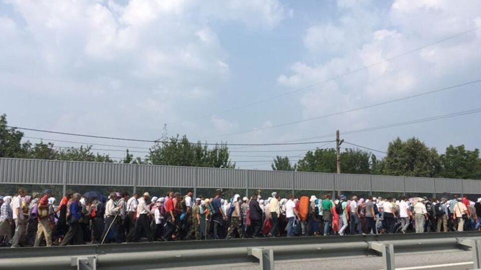 Участники крестного хода движутся по Житомирской трассе