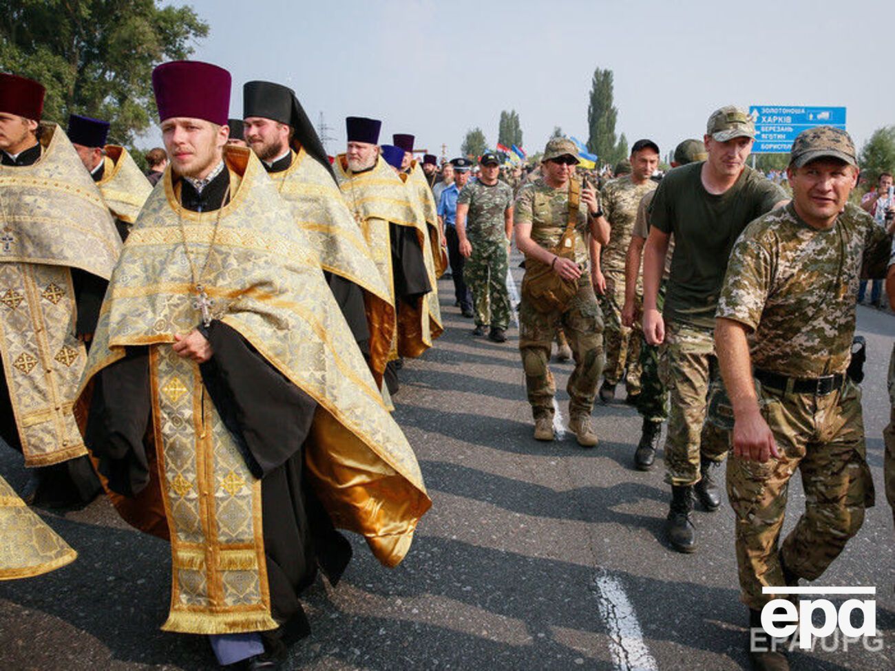 Участники крестного хода Украинской православной церкви Московского патриархата продолжают свое движение в сторону Киева