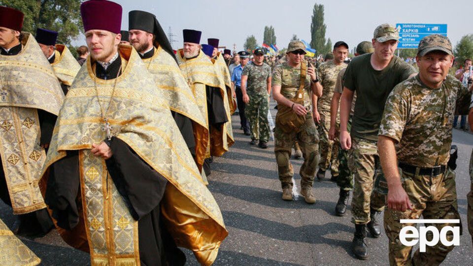 Участники крестного хода Украинской православной церкви Московского патриархата продолжают свое движение в сторону Киева