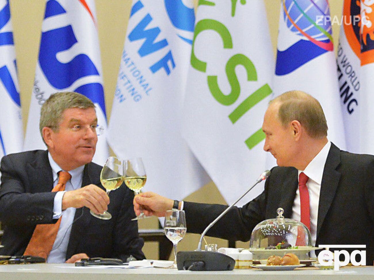 Бах (слева) имеет бизнес в РФ