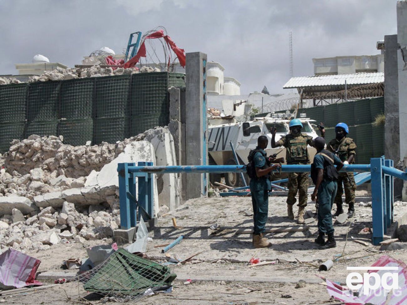 Последствия взрыва у ворот базы миротворцев в Могадишо