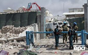 Последствия взрыва у ворот базы миротворцев в Могадишо