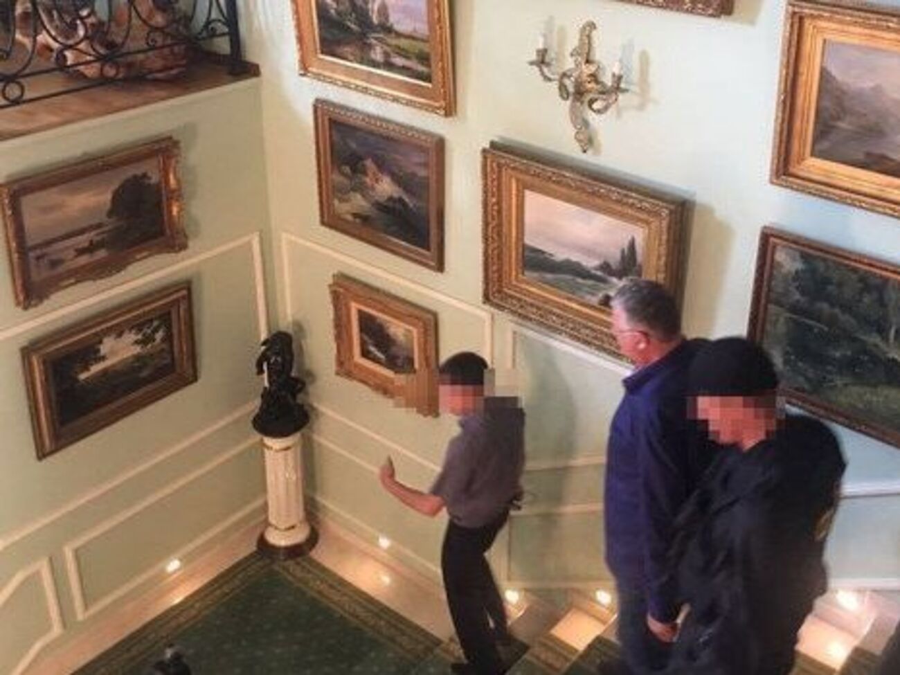 Особняк главы российской таможни увешан дорогими картинами