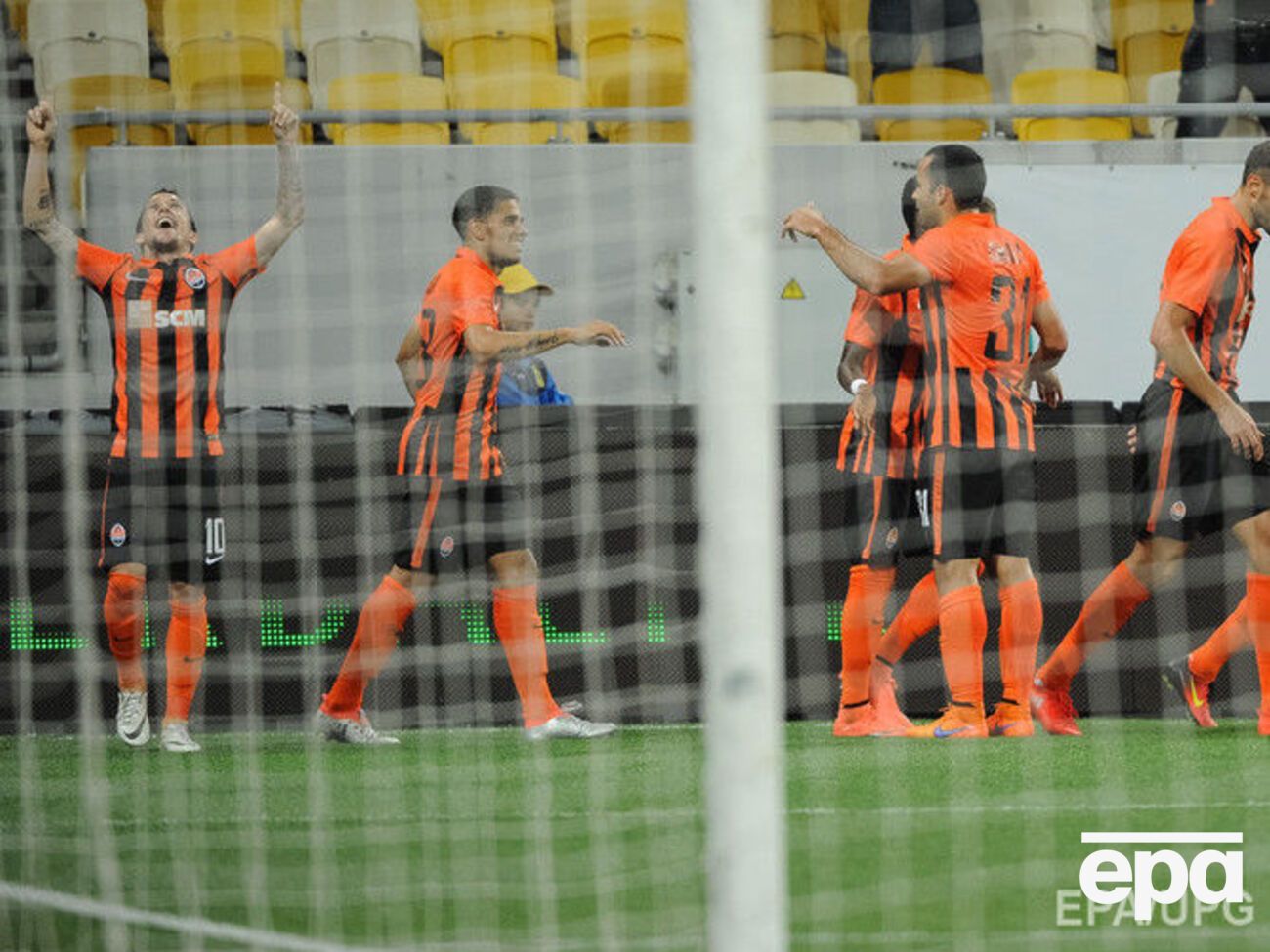 Бернард (крайний слева) открыл счет в матче