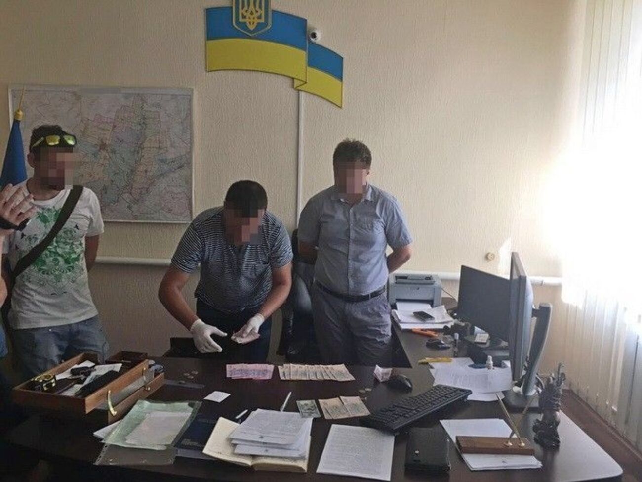 Подозреваемые были задержаны после получения взятки