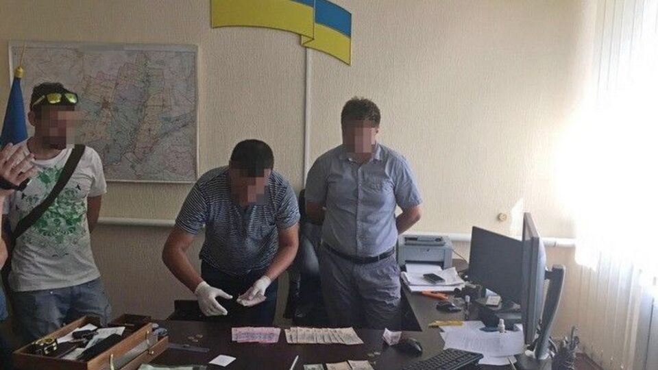 Подозреваемые были задержаны после получения взятки