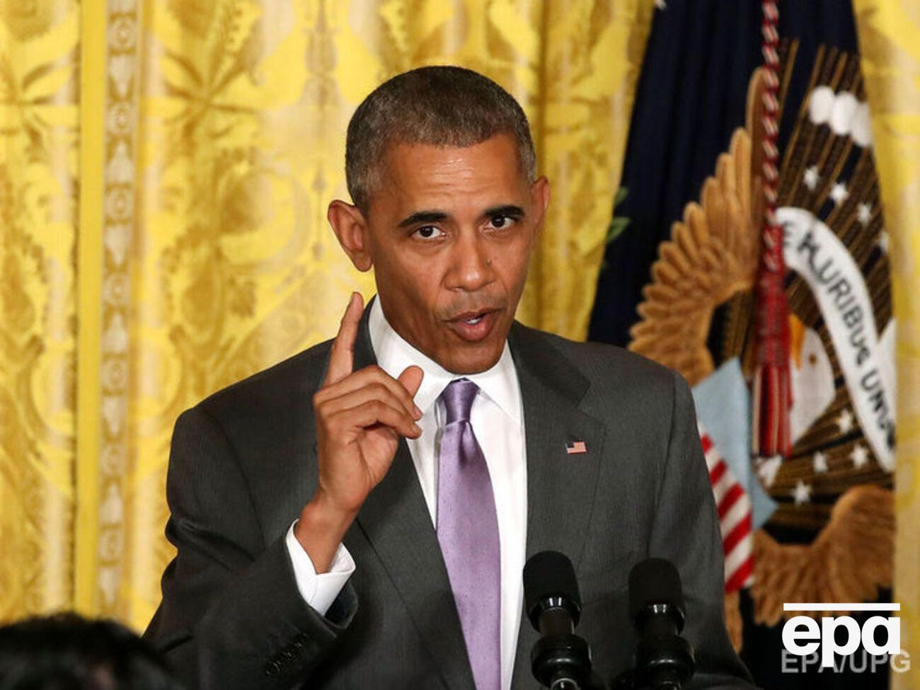 Обама не исключает причастности России к скандалу с почтой демократов