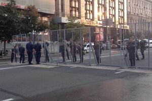 Для прохода на Европейскую площадь сегодня надо пройти через "рамки"