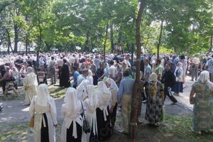 Участники крестного хода УПЦ МП собираются в ожидании молебна на Владимирской горке в Киеве