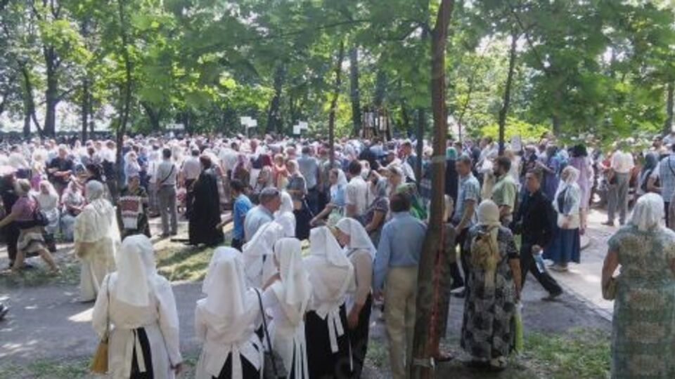 Участники крестного хода УПЦ МП собираются в ожидании молебна на Владимирской горке в Киеве