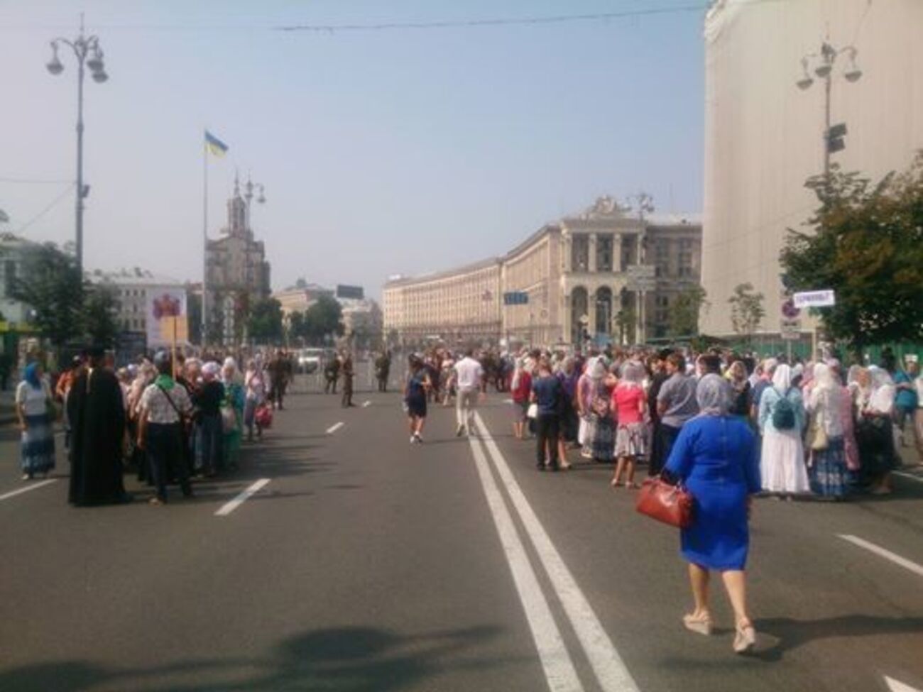 Участники крестного хода УПЦ МП передвигаются из центра Киева на Владимирскую горку