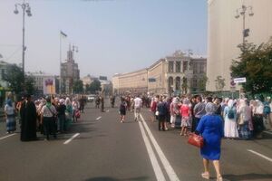 Участники крестного хода УПЦ МП передвигаются из центра Киева на Владимирскую горку