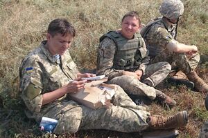 Савченко (слева) приехала на украинско-американские учения