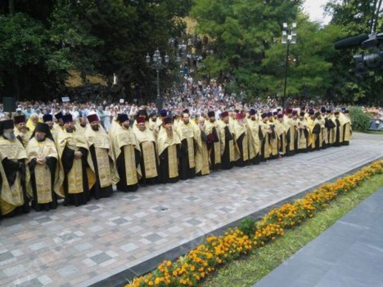 На Владимирской горке начался молебен