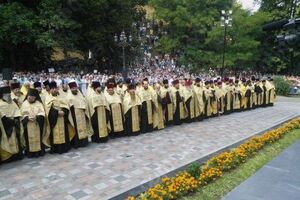 На Владимирской горке начался молебен