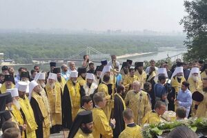 На Владимирской горке проходит молебен