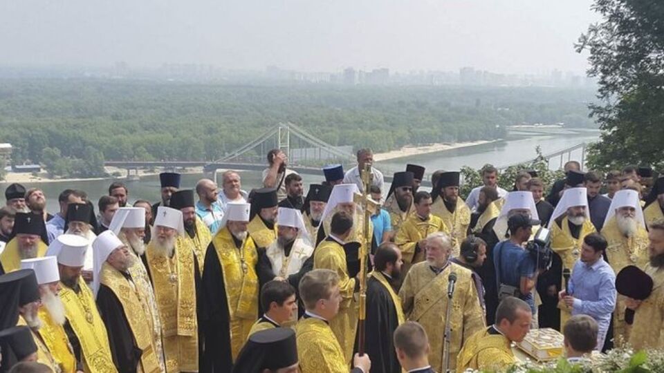 На Владимирской горке проходит молебен