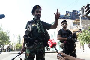 Захватчики утверждают, что не держат врачей в заложниках, и те смогут уйти, когда их сменит другая бригада медиков