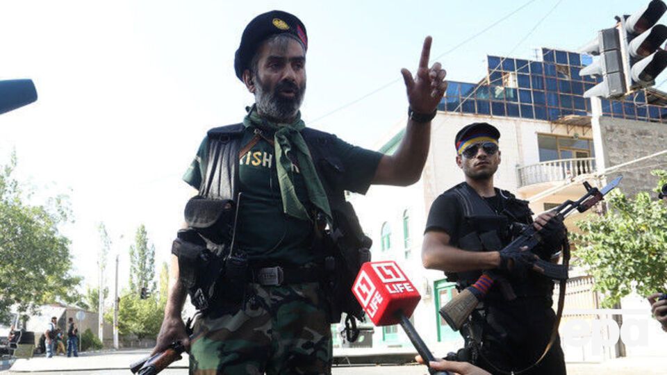 Захватчики утверждают, что не держат врачей в заложниках, и те смогут уйти, когда их сменит другая бригада медиков