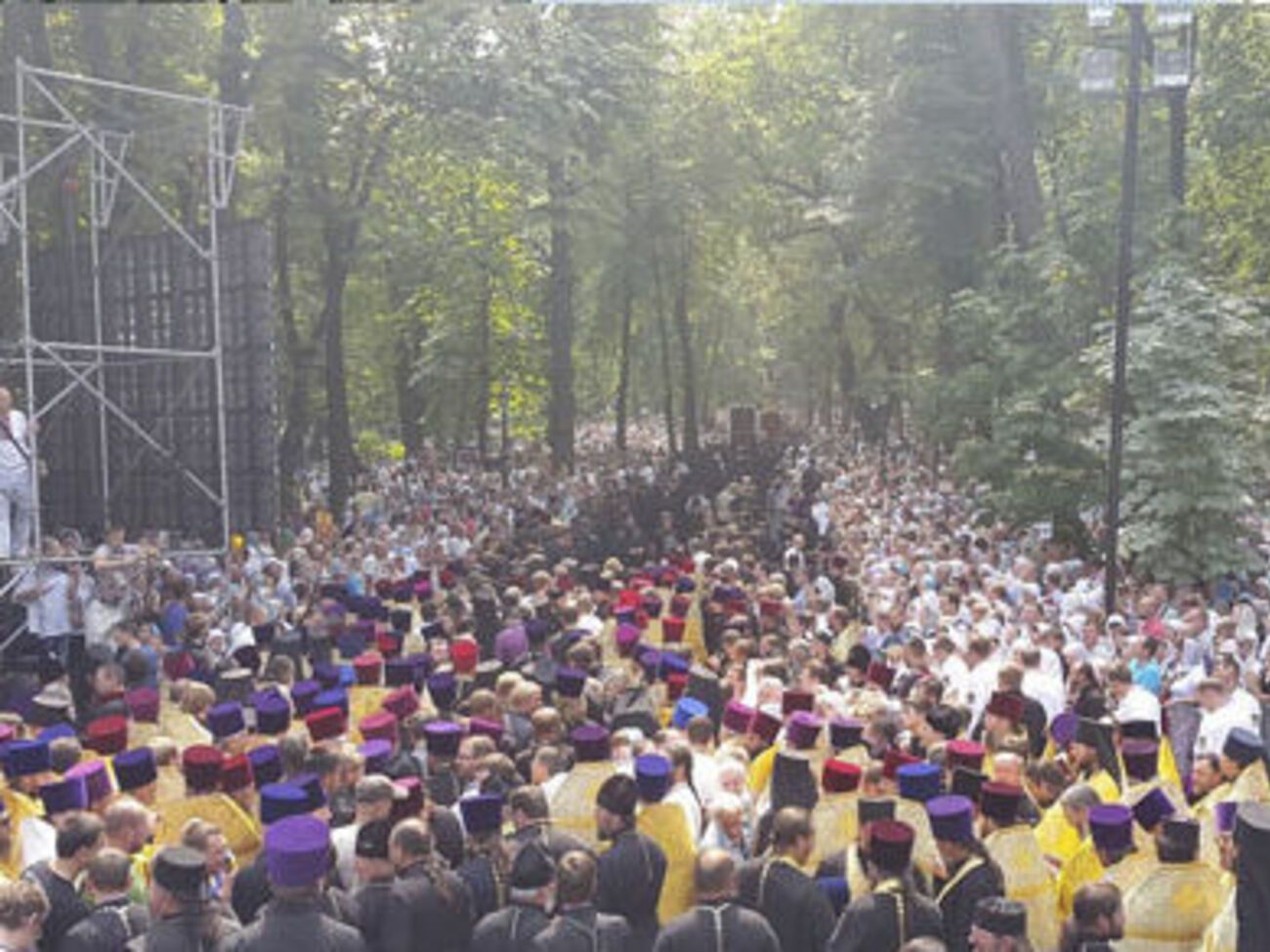 Участники крестного хода УПЦ МП идут в Киево-Печерскую лавру