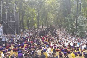 Участники крестного хода УПЦ МП идут в Киево-Печерскую лавру