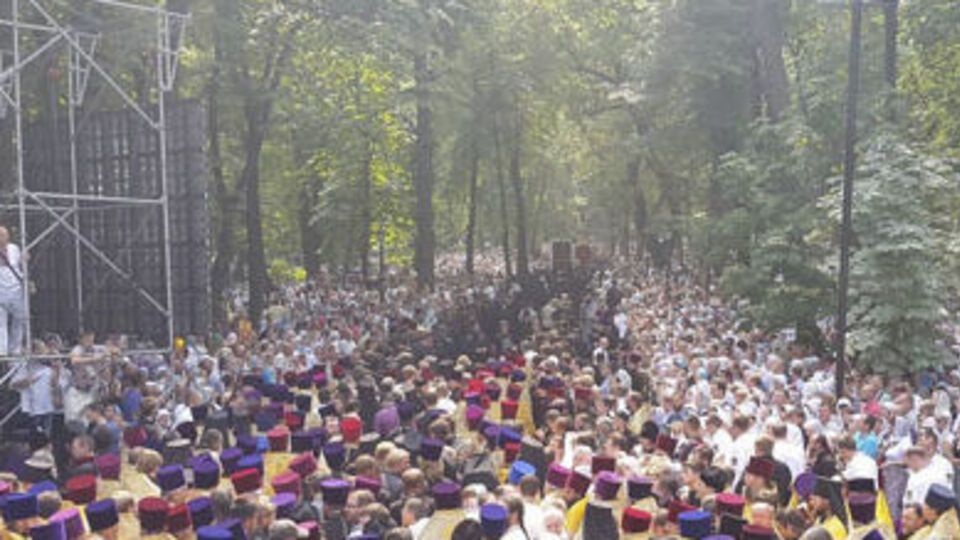 Участники крестного хода УПЦ МП идут в Киево-Печерскую лавру