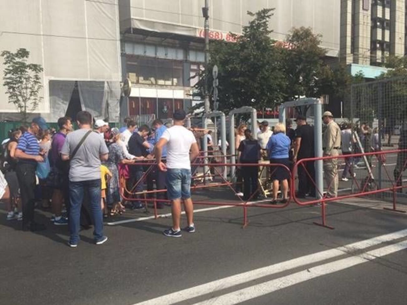 В ходе проверки через металлодетекторы у прихожан были обнаружены ножи и острые предметы