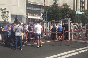 В ходе проверки через металлодетекторы у прихожан были обнаружены ножи и острые предметы