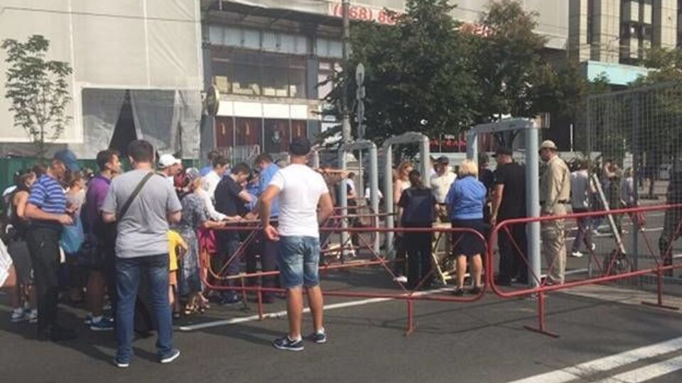 В ходе проверки через металлодетекторы у прихожан были обнаружены ножи и острые предметы