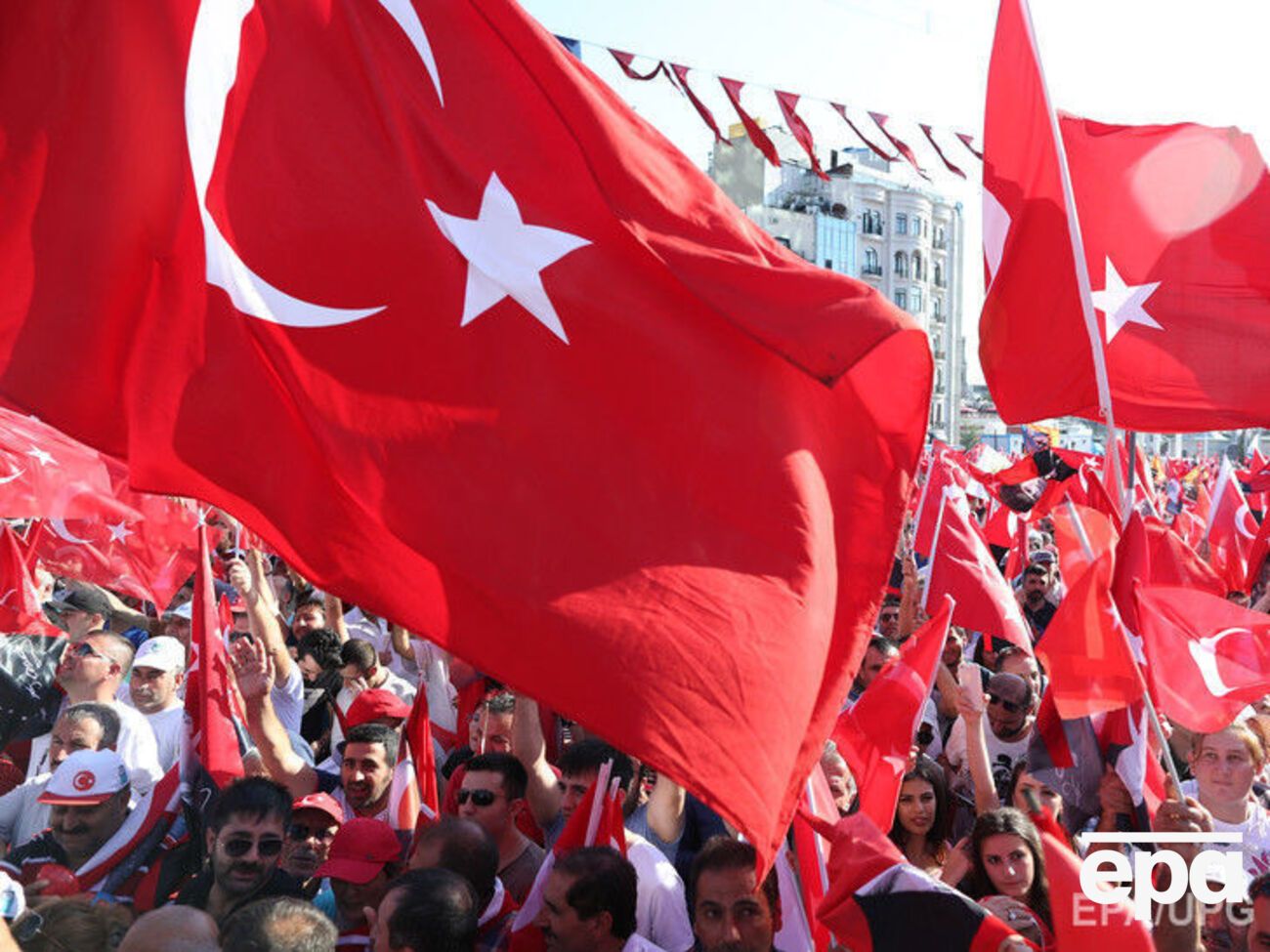 После подавления бунта в Турции продолжаются массовые увольнения и аресты подозреваемых в причастности к нему