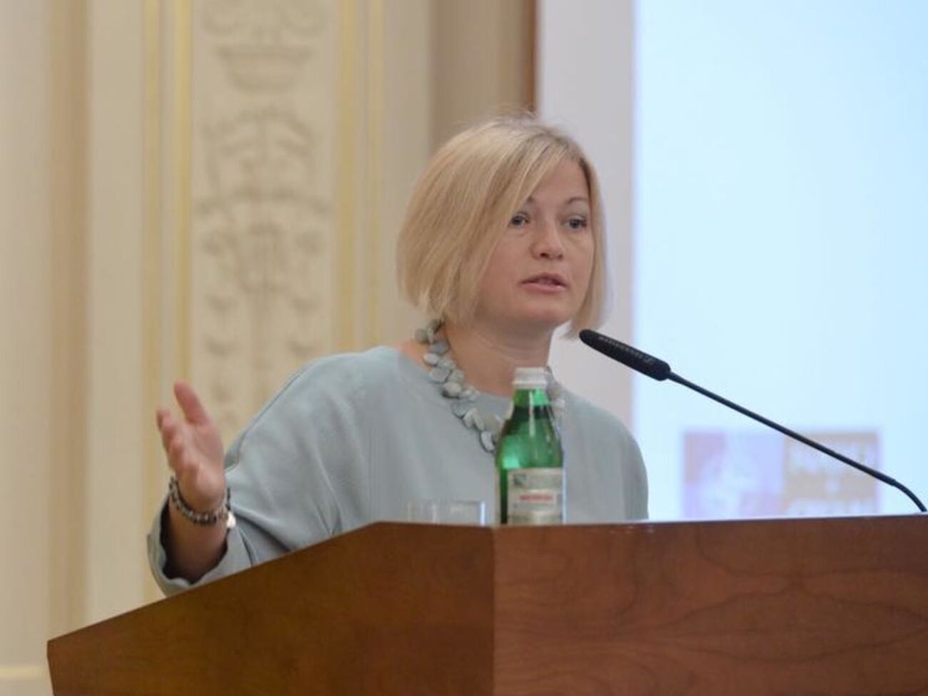 Геращенко: Я, ради дела, отныне воздержусь от комментариев на тему освобождения заложников до того дня, пока мы не освободим ребят